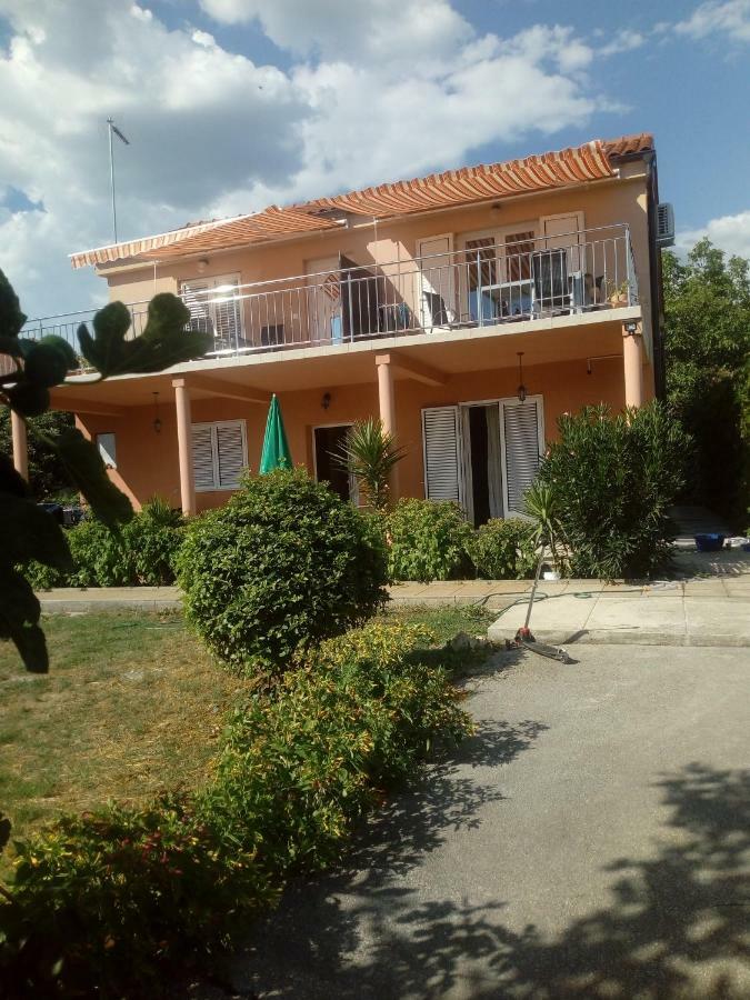 Mendula Apartment Pakostane Exterior photo